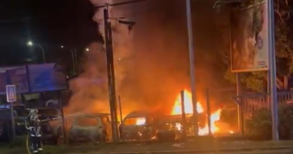     Plusieurs véhicules en feu dans un garage automobile à Baie-Mahault

