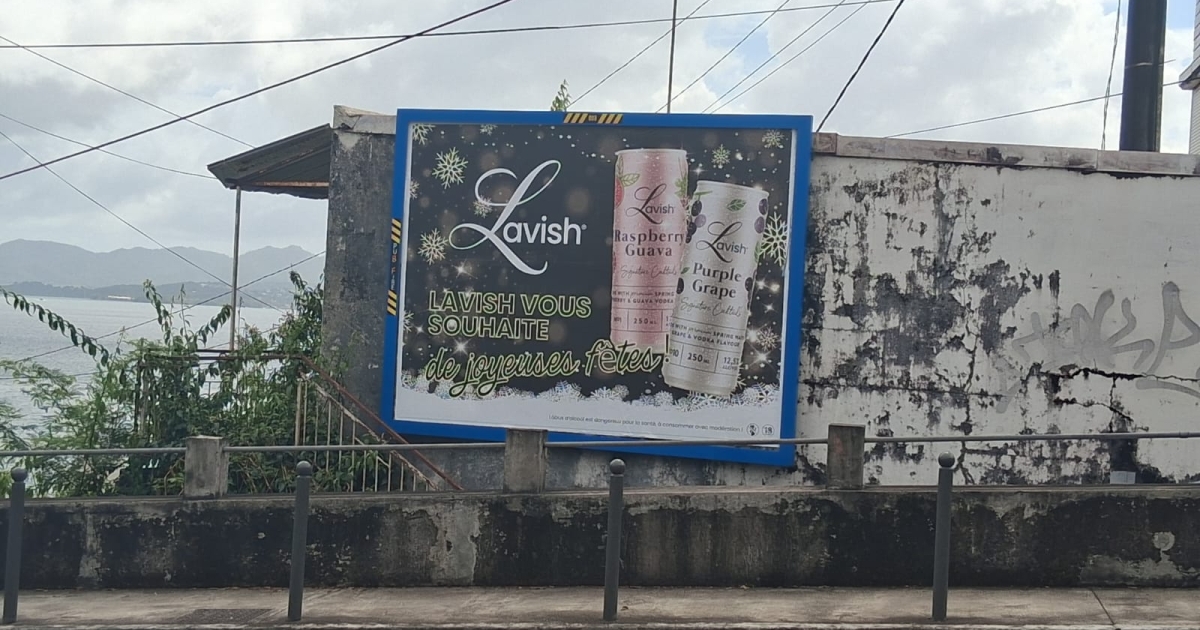     Une affiche devant le lycée Schoelcher vantant une boisson alcoolisée provoque la colère des parents d’élèves 

