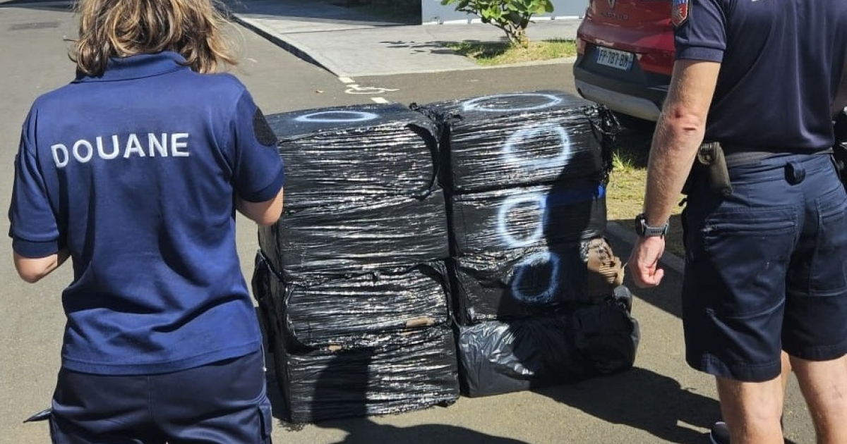     Gosier : des cartons de cigarettes de contrebande récupérés en mer par la brigade nautique de la Gendarmerie

