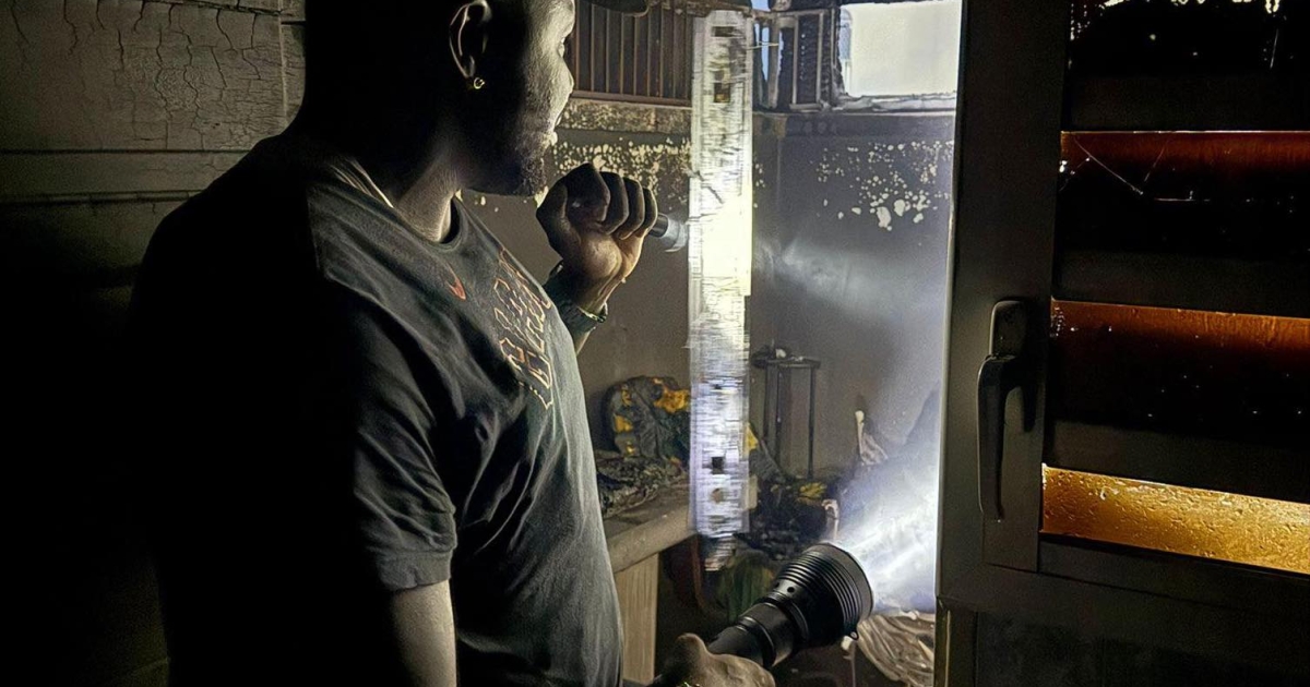     Incendie aux Abymes : des policiers de la Bac sauvent une femme prisonnière des flammes

