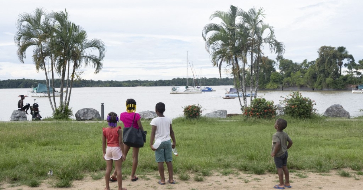     Guyane: une pirogue chavire sur le fleuve Maroni, quatre disparus

