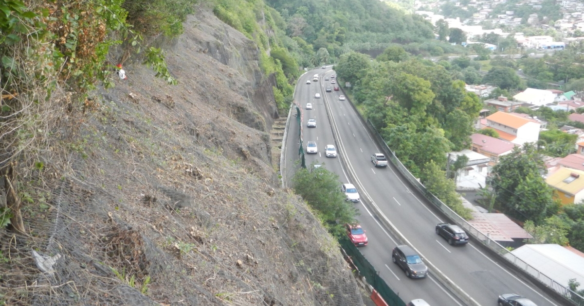     [EN IMAGES] Rocade de Fort-de-France : tout savoir sur les travaux de sécurisation de la falaise de l'Ermitage

