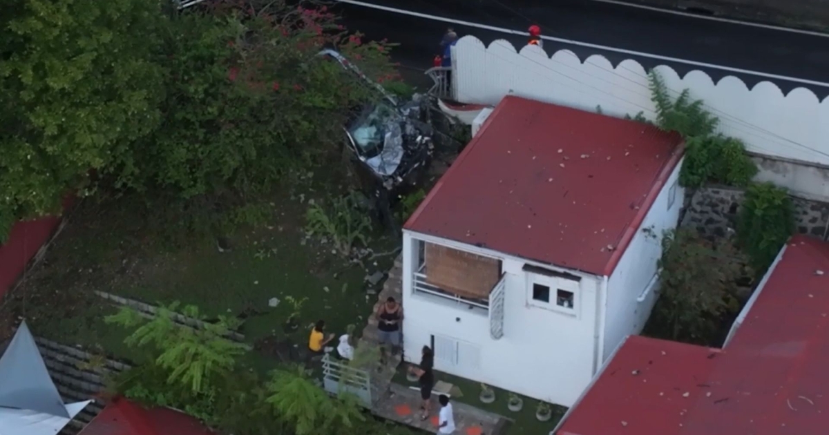     Une voiture termine sa course dans le jardin d’une maison à Fond Lahaye

