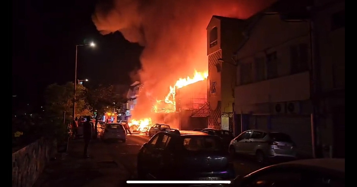     Un bâtiment détruit par les flammes sur le boulevard Allègre à Fort-de-France

