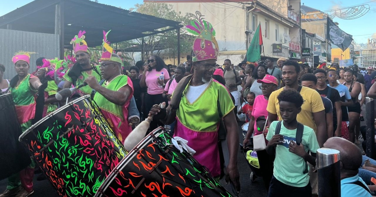     [VIDEO] Plus de 10 000 carnavaliers au rendez-vous du Festy'Roi au Lamentin

