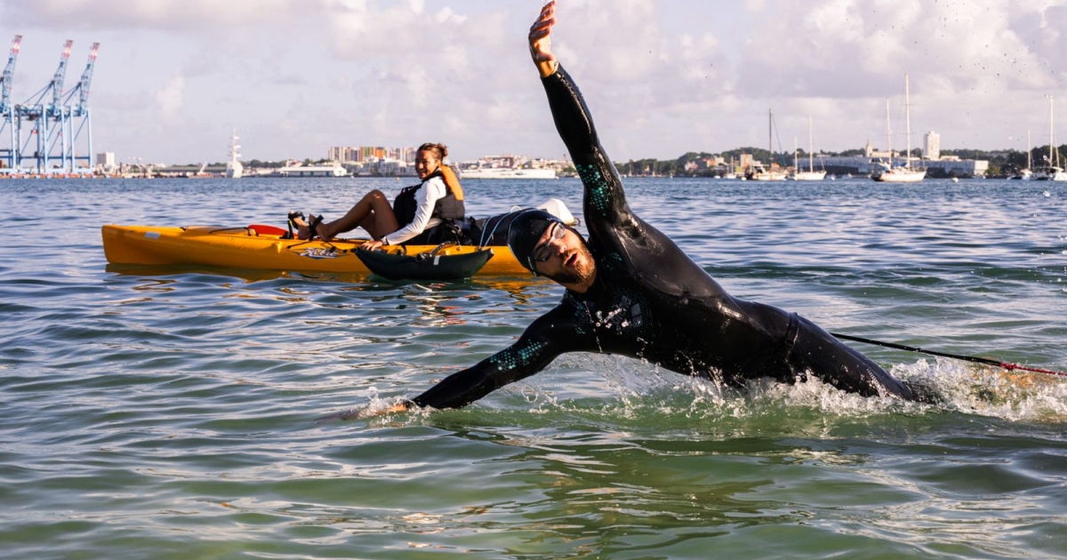     Mathieu et Chloé se sont lancés dans le tour de la Guadeloupe à la nage

