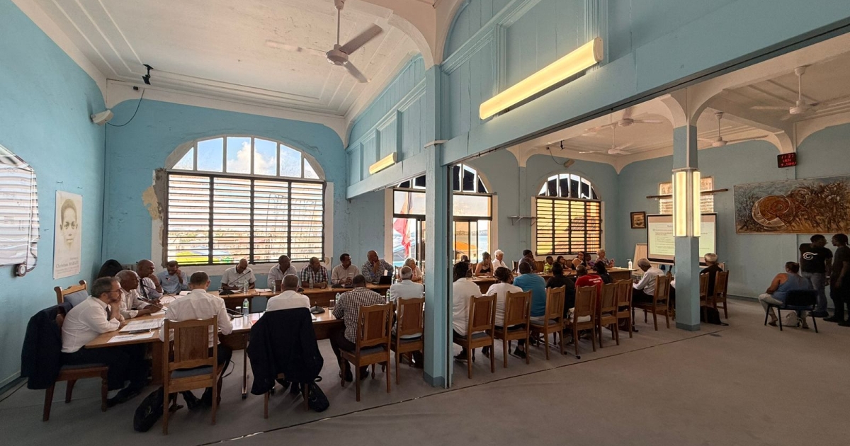     Sargasses : un accord trouvé au Robert entre le collectif d'habitants et les autorités, les barrages seront levés

