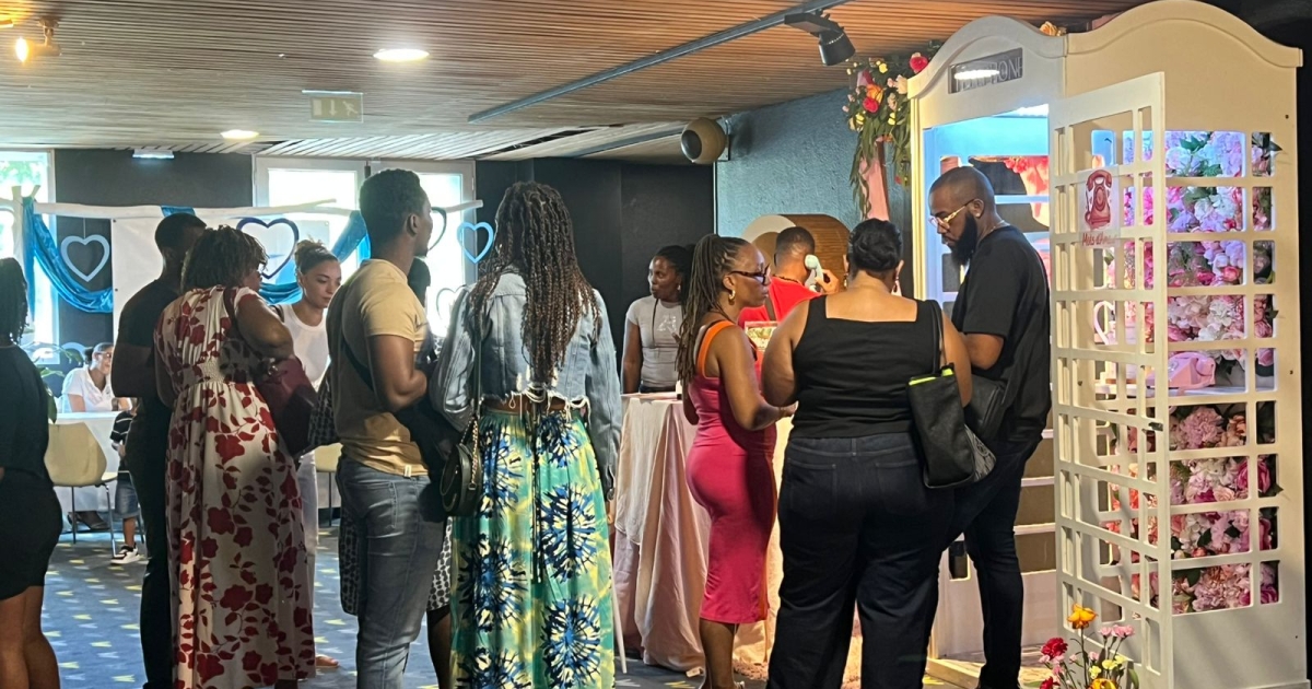     Les futurs époux à la recherche de leur bonheur au 34e salon du mariage 

