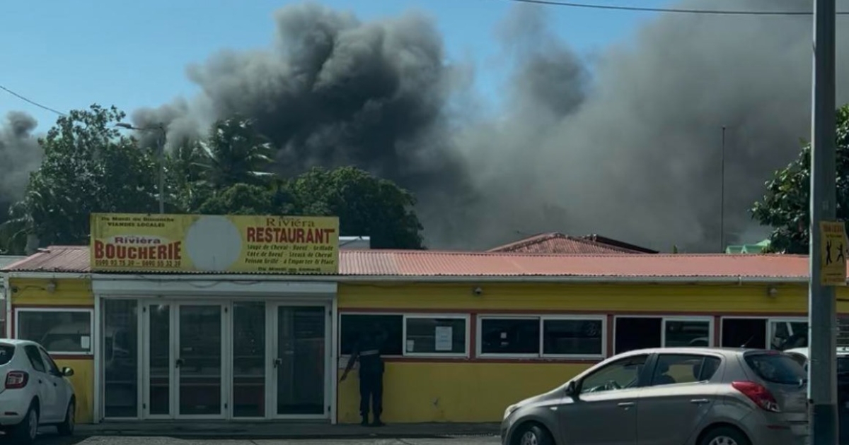     Un incendie dans un entrepôt de 1500m2 à Poucet au Gosier, l'école évacuée

