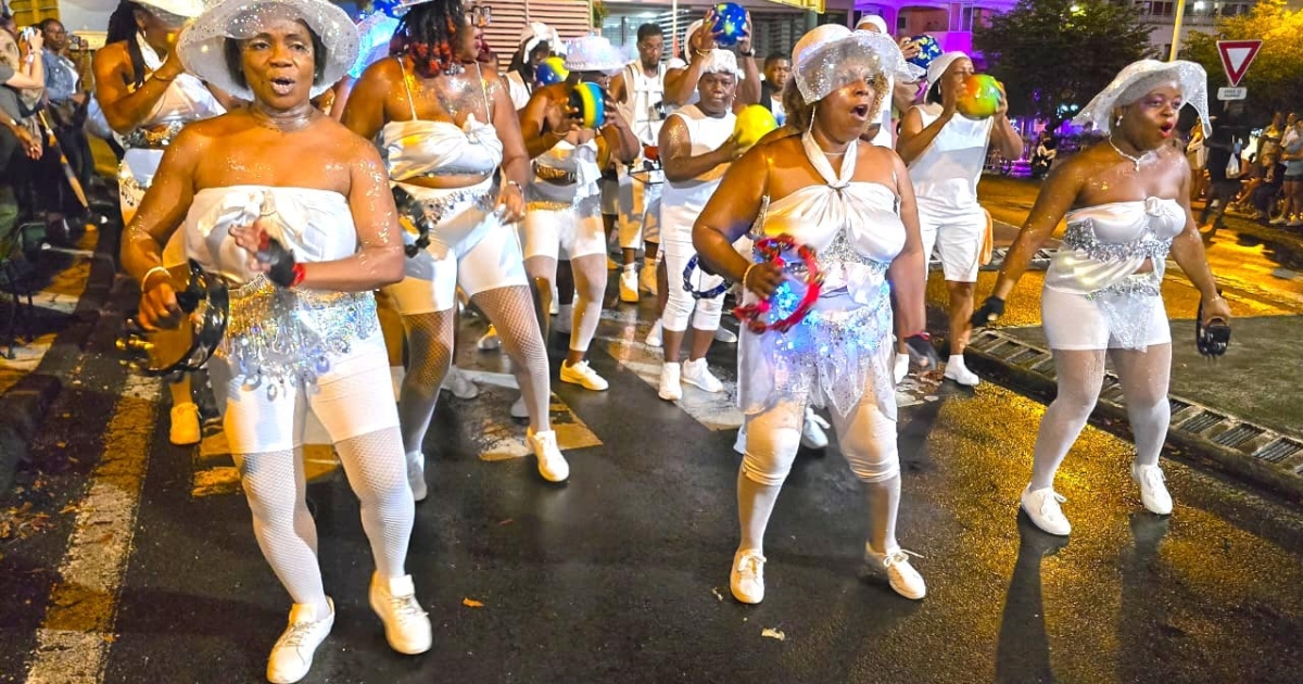     Carnaval de Guadeloupe 2026 : la parade Volan an la ri la a enchanté la foule à Basse-Terre 

