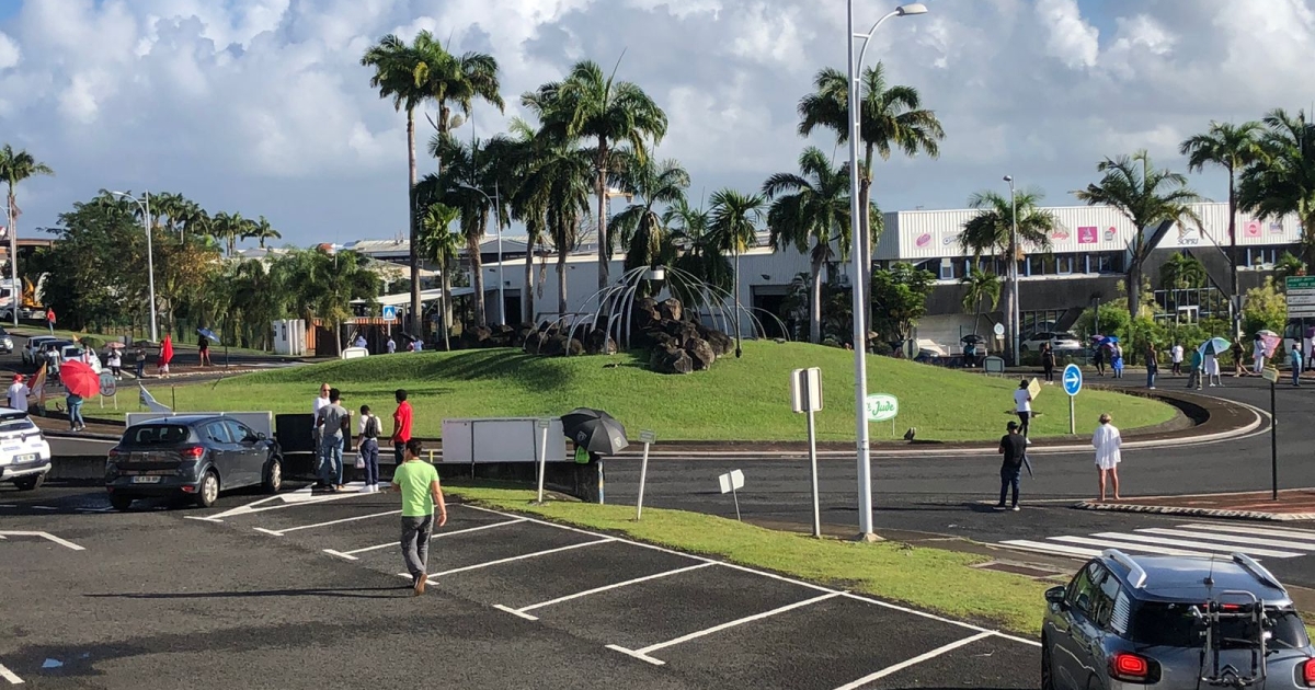     Grève à la clinique des Eaux Claires : les syndicats durcissent le ton et bloquent la RN10 pendant quelques heures

