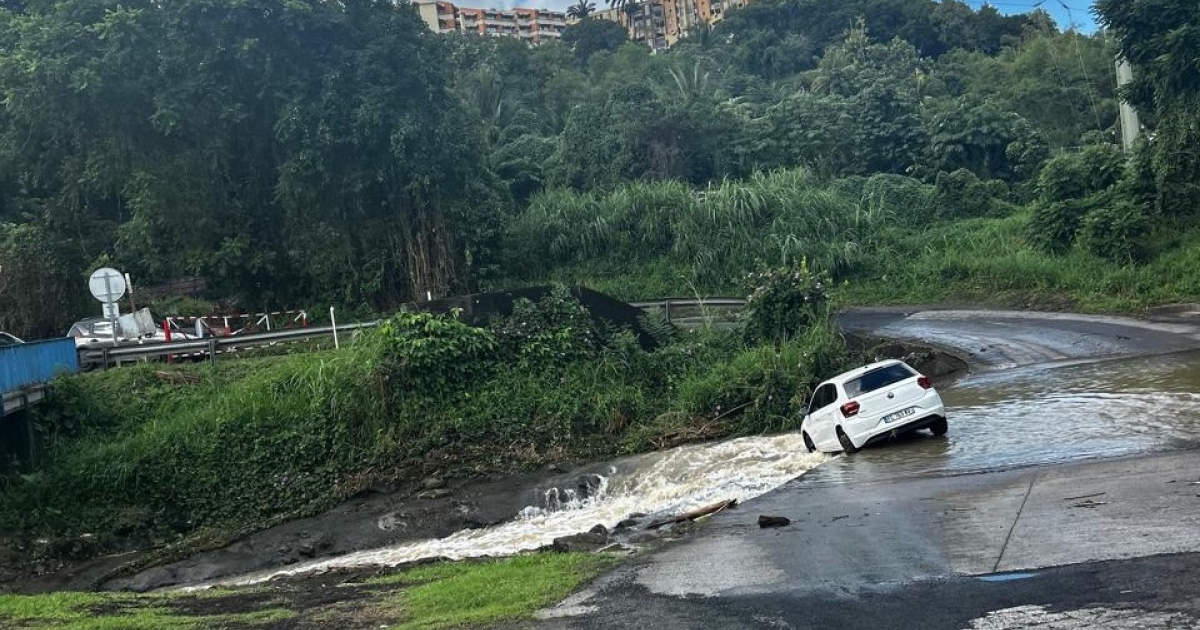     Un automobiliste pris au piège dans un passage à gué, à Fort-de-France

