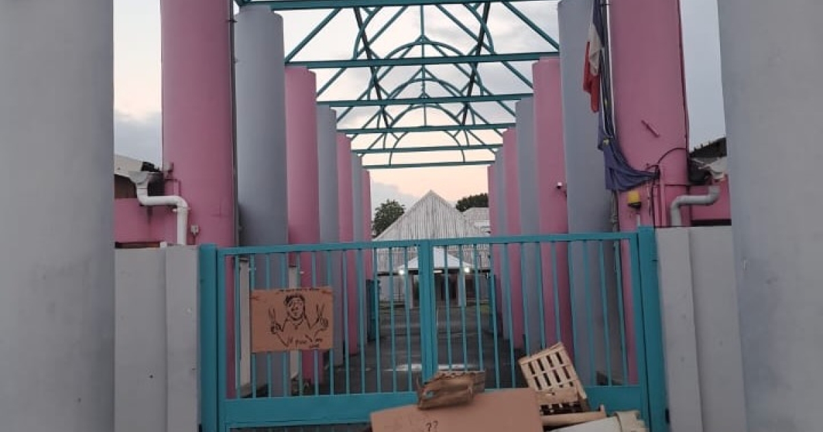     « Nous sommes inquiets pour notre sécurité » : le personnel du collège Saint-John Perse toujours en grève 

