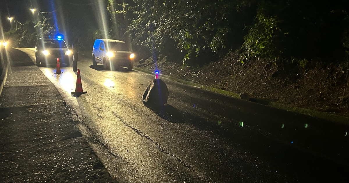     Un rocher se décroche d'une falaise et atterri sur la route à Chateauboeuf

