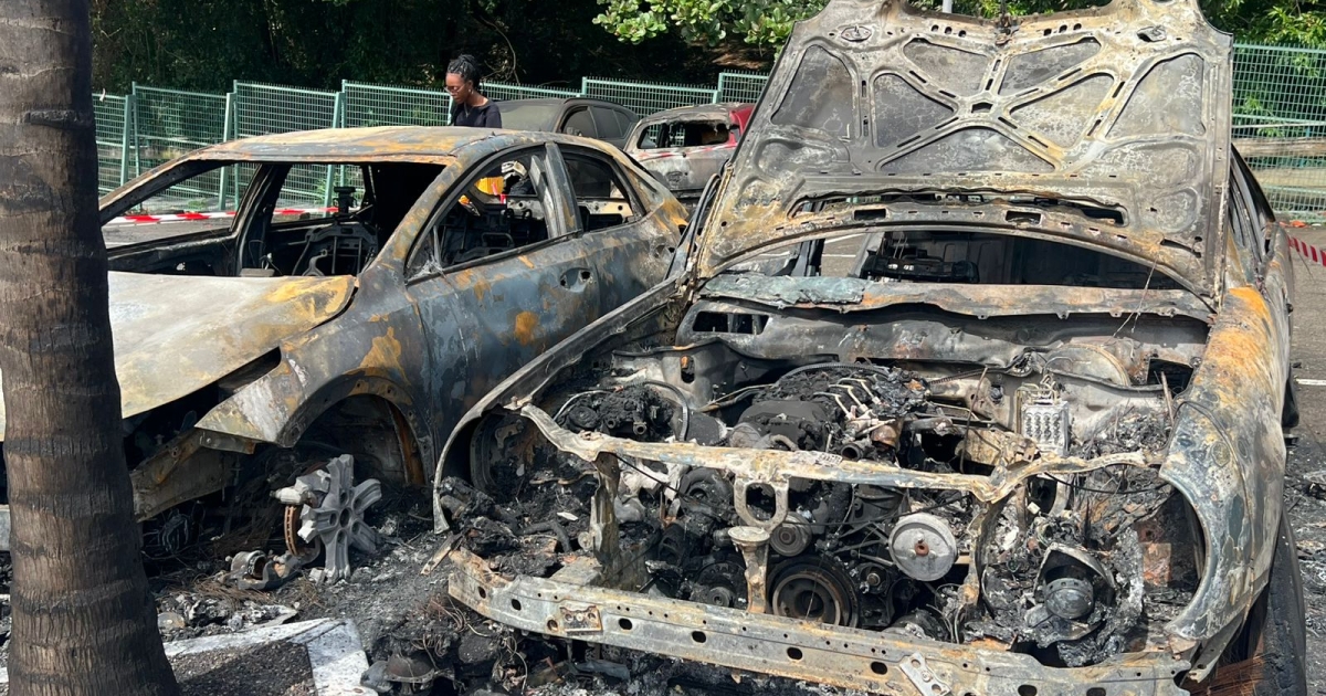     [Photos et vidéos] Huit voitures touchées par un incendie à Batelière : un feu d'origine accidentel

