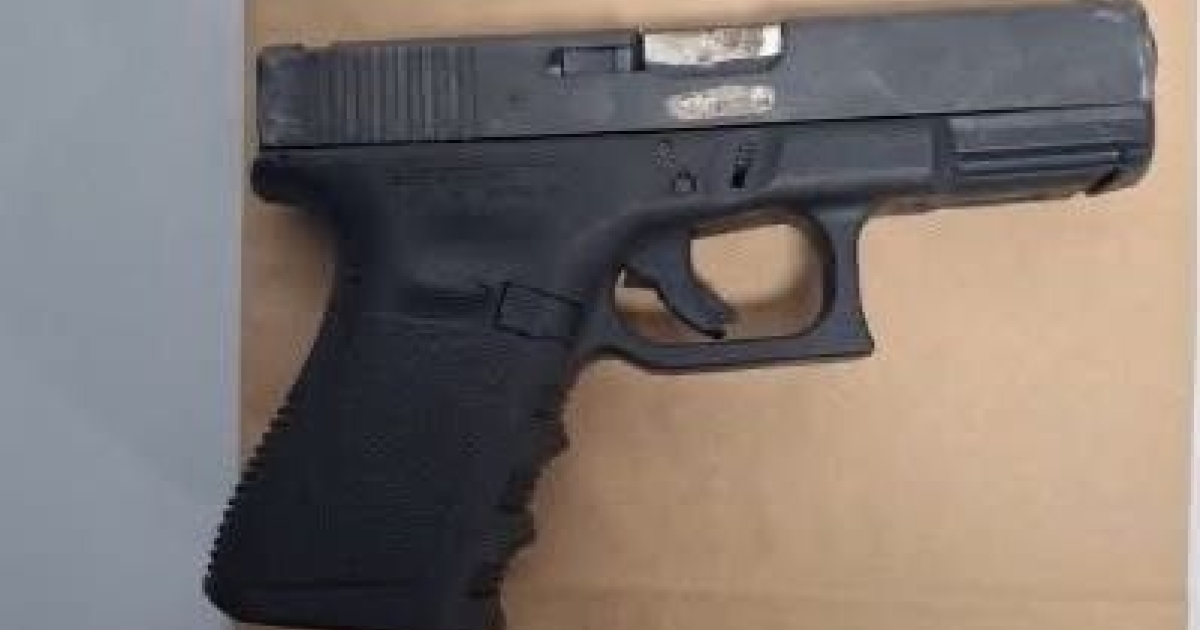     Recherché pour tentative de meurtre, il lance son pistolet pour échapper aux policiers 

