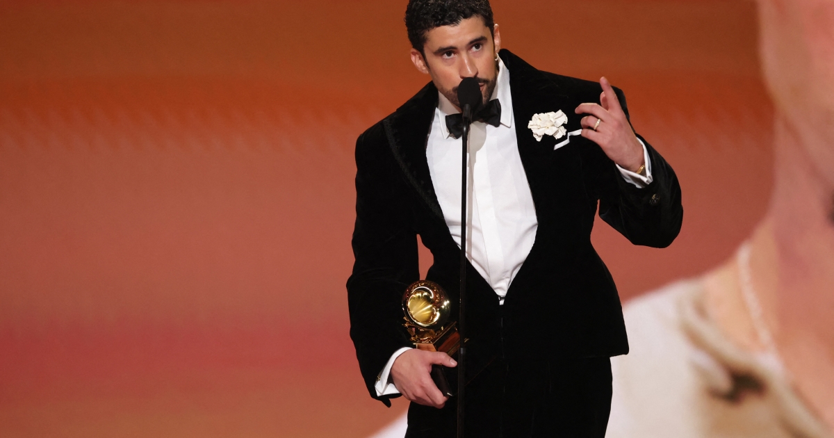     Bad Bunny triomphe aux 68e Grammy Awards, plaidoyer contre la politique migratoire de Trump

