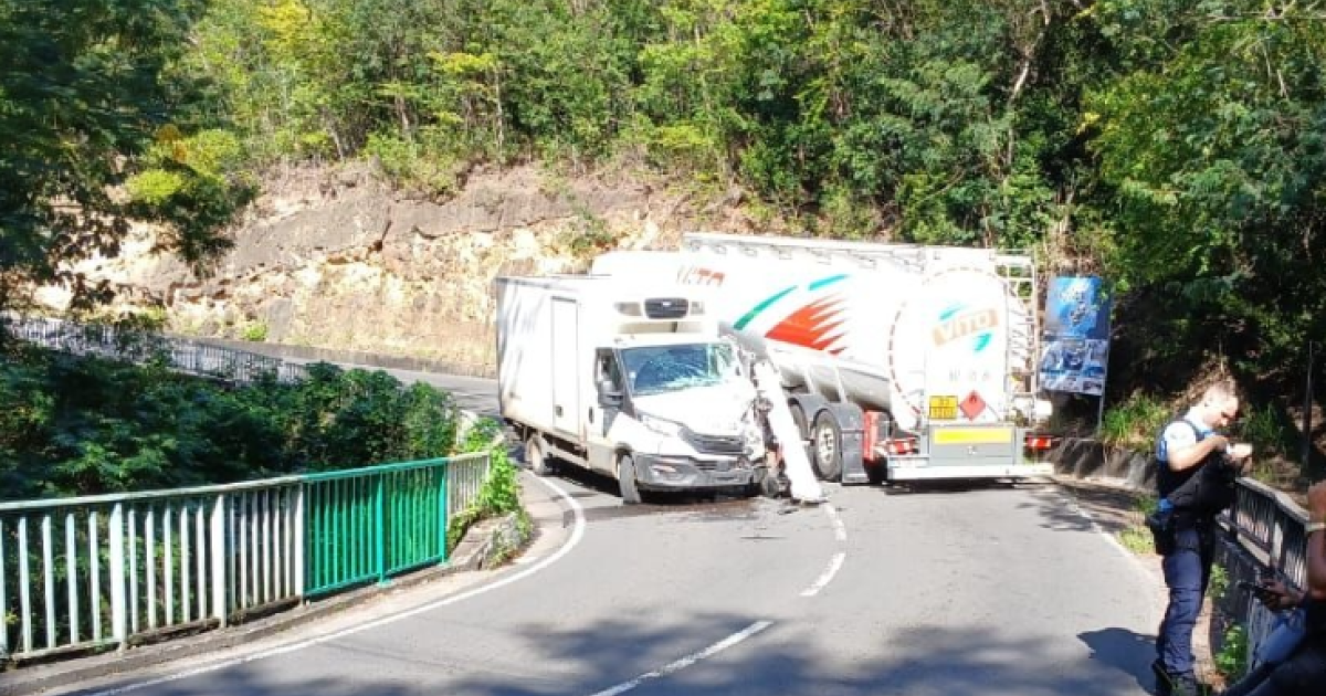     Un accident impliquant un poids lourd transportant des matières dangereuses à Bouillante


