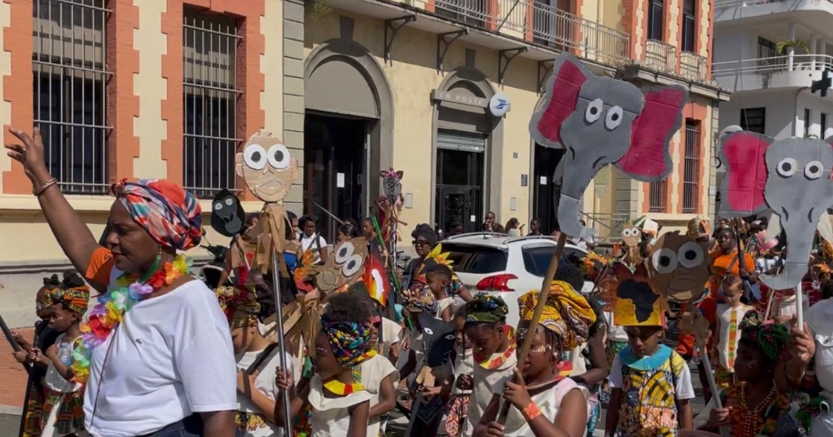     [VIDEO] Les écoliers de Fort-de-France ont défilé autour de la Savane

