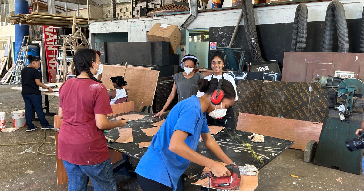     Carnaval 2026 : le roi Vaval en préparation dans un atelier de Fort-de-France

