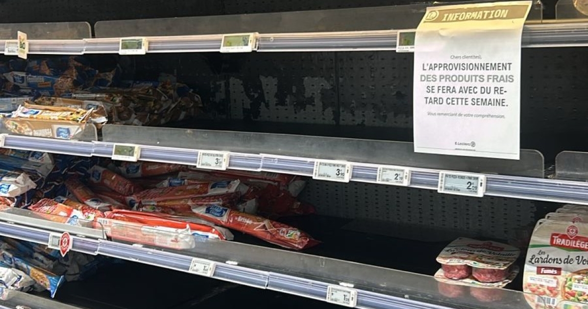     Rayons vides en supermarché : la météo sur l'Atlantique freine l'arrivée des marchandises aux Antilles

