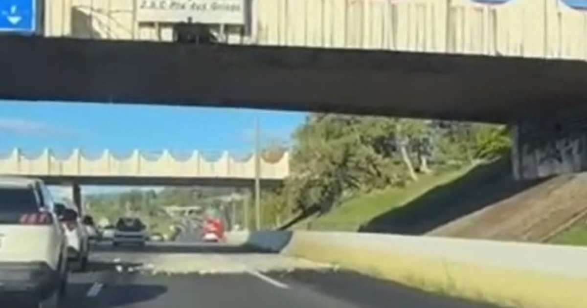     Un poids lourd qui transportait des pièces de l'hélicoptère Dragon 972 percute le pont de Californie

