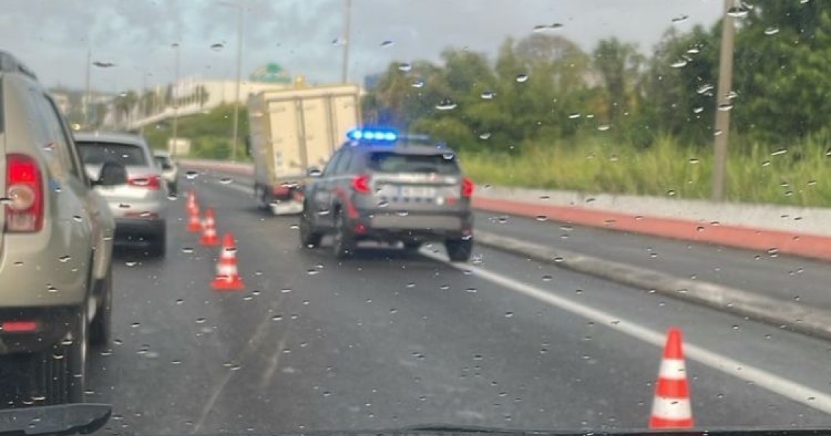     Bouchons sur l'autoroute : un camion perd une roue à l'heure de pointe près de la Galleria

