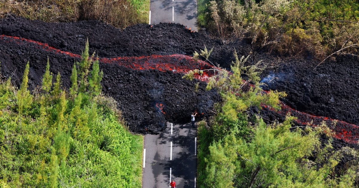     La Réunion : les coulées de lave du Piton de la Fournaise coupe une route nationale

