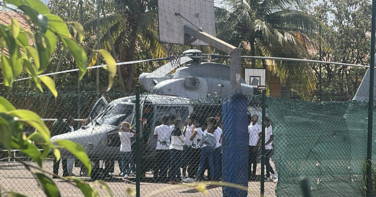     Un hélicoptère des Forces Armées aux Antilles se pose… au collège de Terreville

