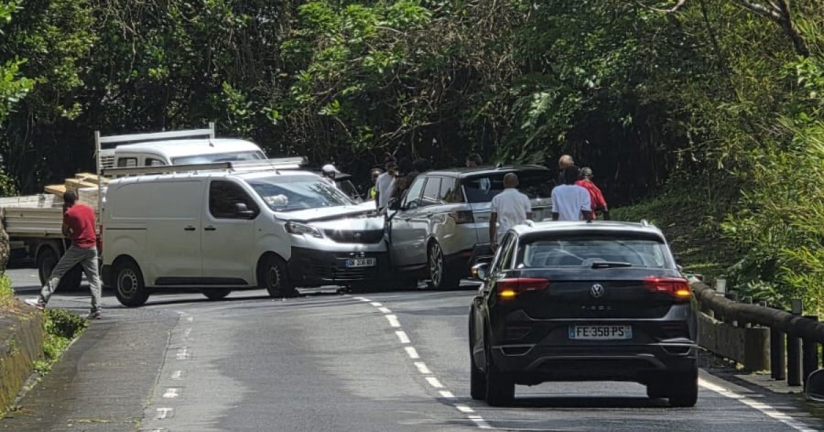     Le trafic paralysé par un accident sur la route des Mamelles

