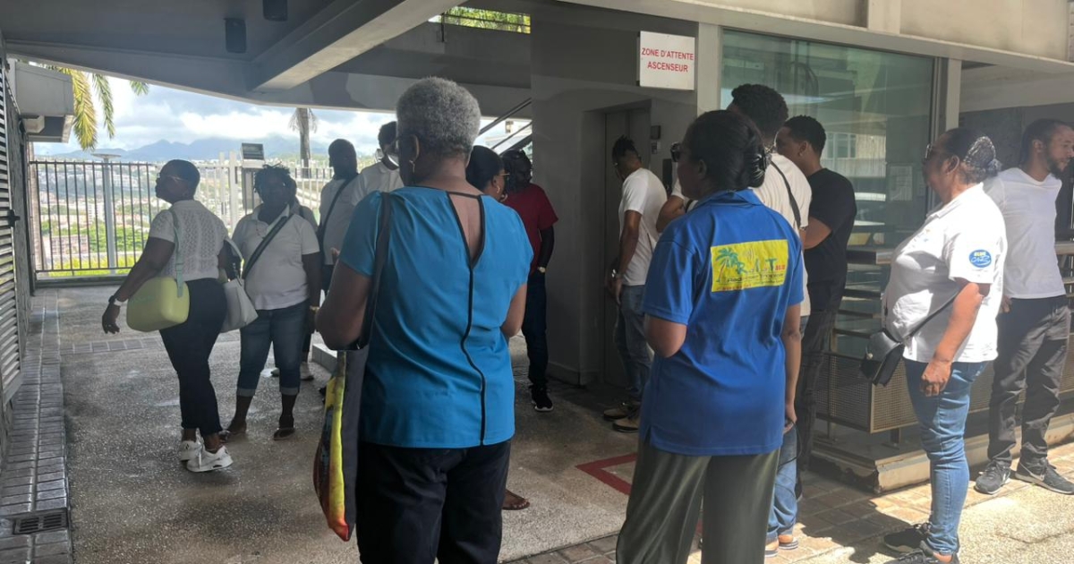     Transport adapté : sans salaires, les chauffeurs mobilisés devant Martinique transport avec des parents

