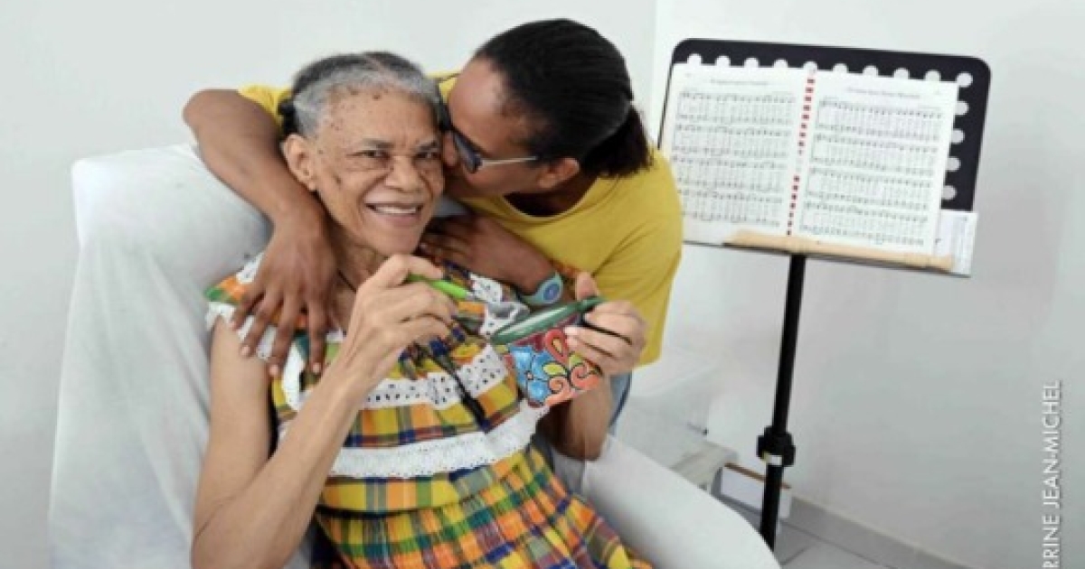     « Les porteurs de lumière », l’exposition qui revalorise le métier d’aide à domicile en Martinique

