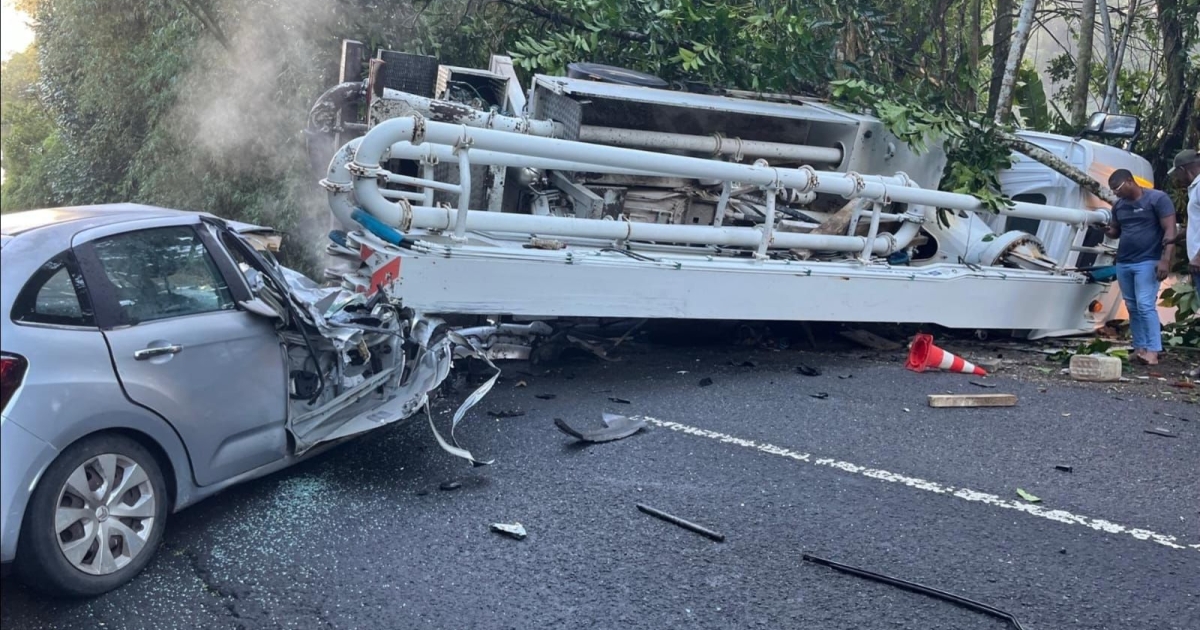     Un camion s’encastre dans une voiture après s’être renversé sur la route de la Traversée

