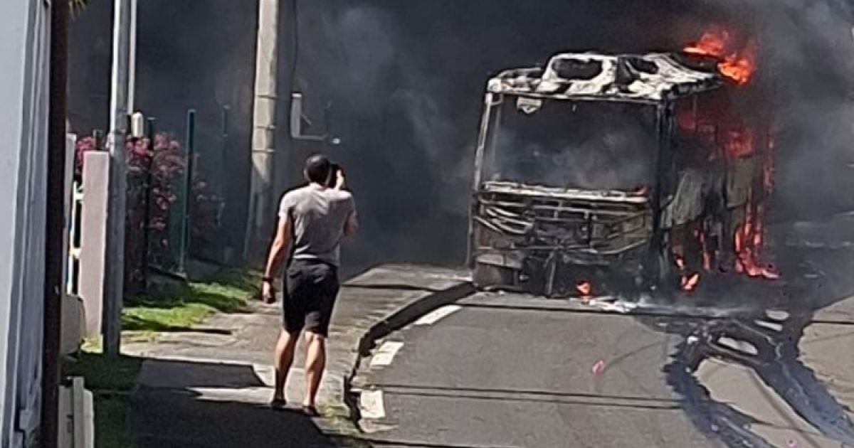     Bus en feu à Terreville : le véhicule a été entièrement détruit

