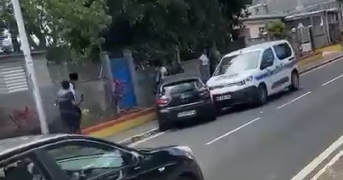     Une mère de famille fonce sur des collégiens avec sa voiture à Baie-Mahault

