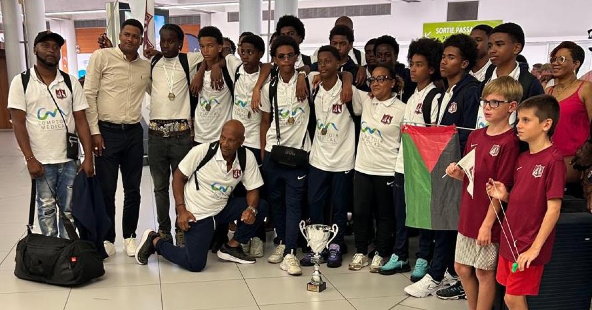     Les U15 du SC Lamentinois victorieux d'un tournoi de football à Barcelone fêtés à leur retour en Martinique 

