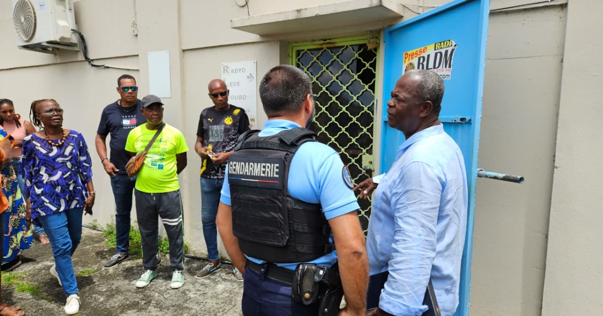     Le siège de la radio RLDM à Rivière-Pilote cadenassé par le maire Jean-François Beaunol

