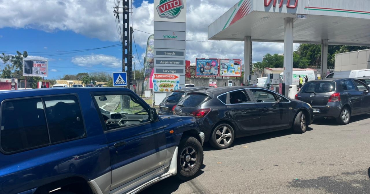     Hausse des carburants : les professionnels tirent la sonnette d'alarme après l'envolée des prix

