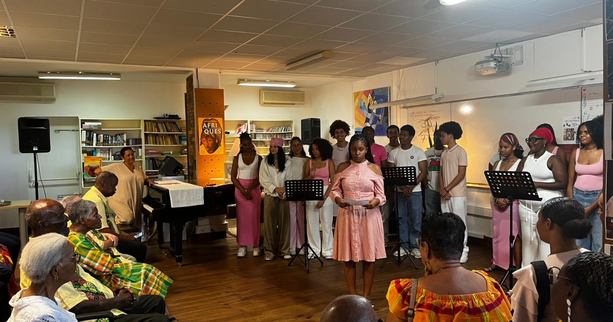     Lycée de Bellevue : les jeunes du club Interact accueillent les aînés de l'EHPAD Emma Ventura

