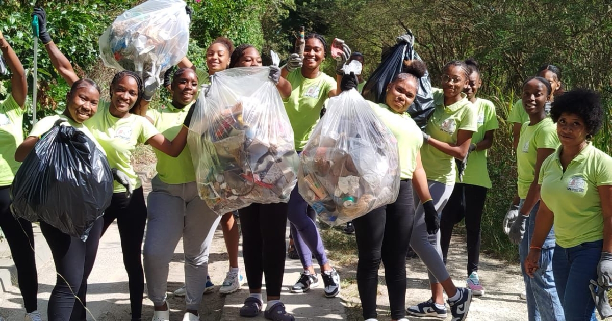     Des lycéens mobilisés à Port-Louis, pour nettoyer les abords de leur établissement

