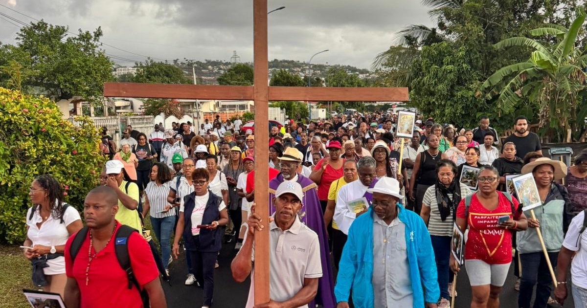     Près de 1 500 fidèles réunis dès l’aube pour le chemin de croix à Fort-de-France


