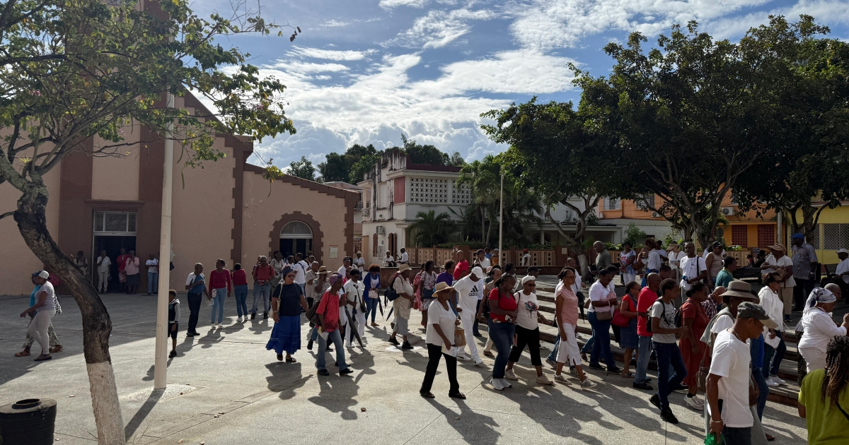    Vendredi saint : les fidèles réunis pour le chemin de croix

