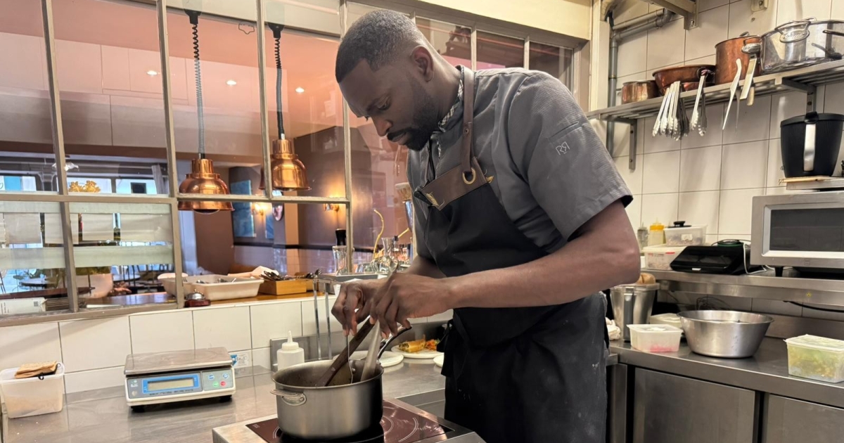     À Paris, le chef guadeloupéen Jean-Rony Leriche perpétue la tradition du crabe de Pâques

