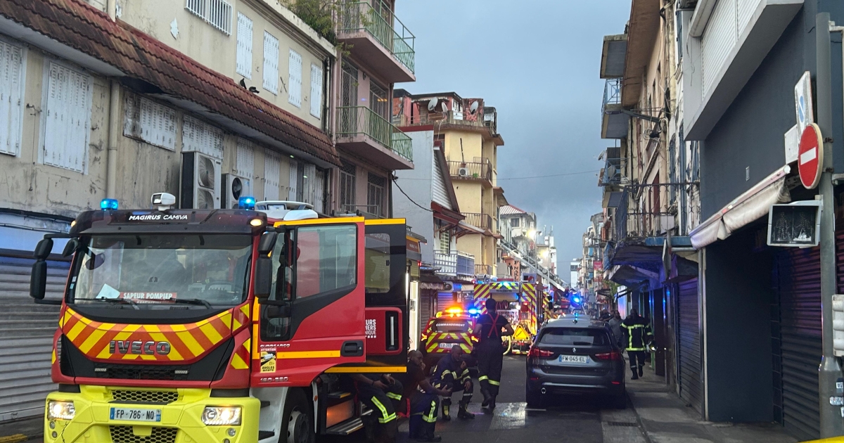     Deux bâtiments touchés par un incendie à la rue Perrinon à Fort-de-France

