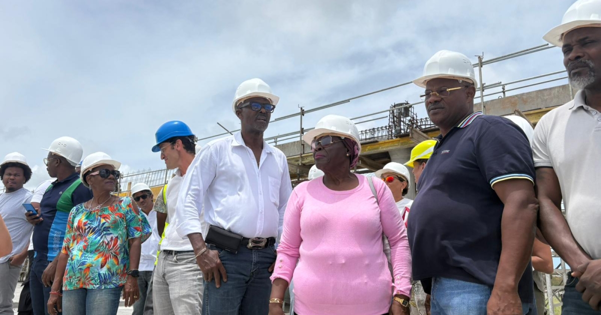     Ary Chalus en visite des chantiers du giratoire du Moule et de l’hippodrome d’Anse-Bertrand

