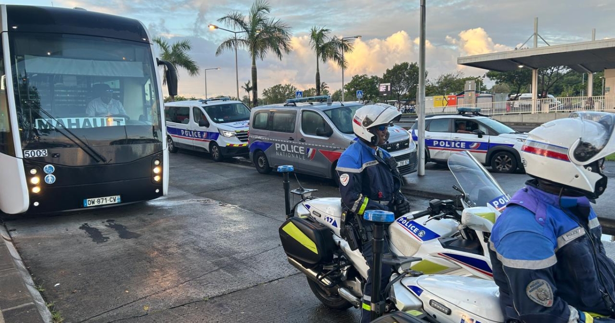     Transport en Martinique : les BHNS sortent sous escorte de la police et des gendarmes

