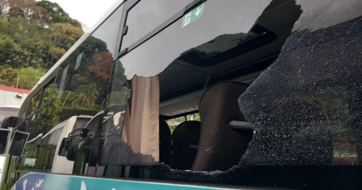     Six lignes de bus à l'arrêt à Saint-Joseph après la caillassage de deux véhicules

