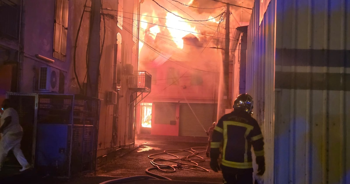     Un énorme incendie en cours dans le centre-ville de Basse-Terre

