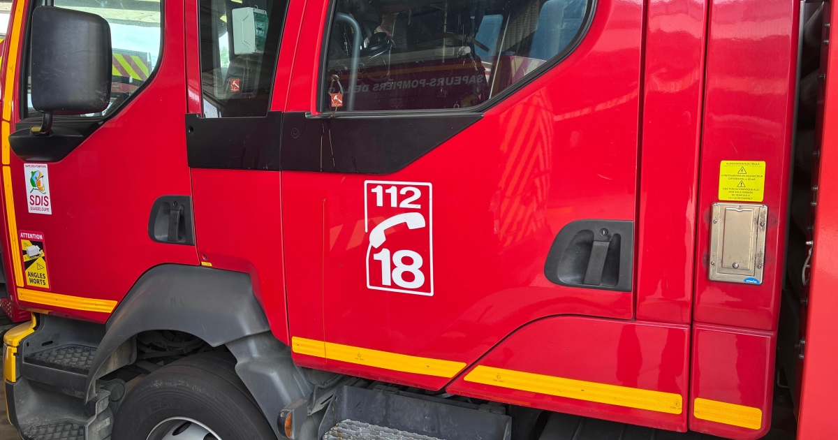     Un poids lourd détruit par un incendie à Sainte-Anne, une quincaillerie touchée

