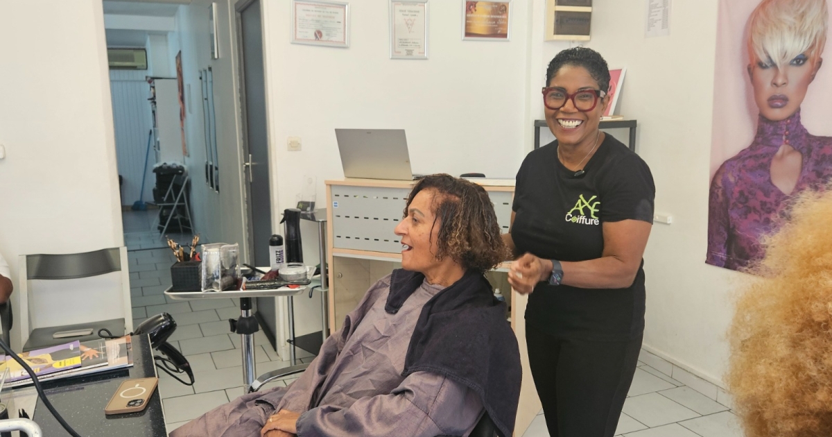     [PORTRAIT] Fabienne Palix, la cheffe coiffeuse martiniquaise derrière les looks de la série « Bandi »

